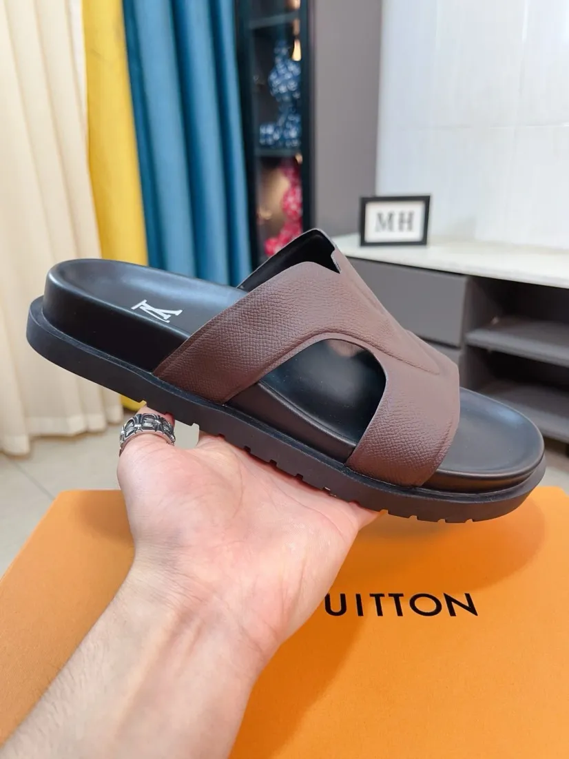 Men's shoes💰300🌹🌹【LV】Multi-color new men's slippers, original top quality version, original special cowhide cross pattern➕sheepskin inside and side, non-slip combined sole, more stable walking, more comfortable and lightweight, high-end and generous, size: 38~44